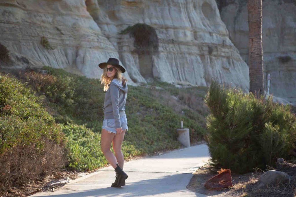 girl wears black summer hat